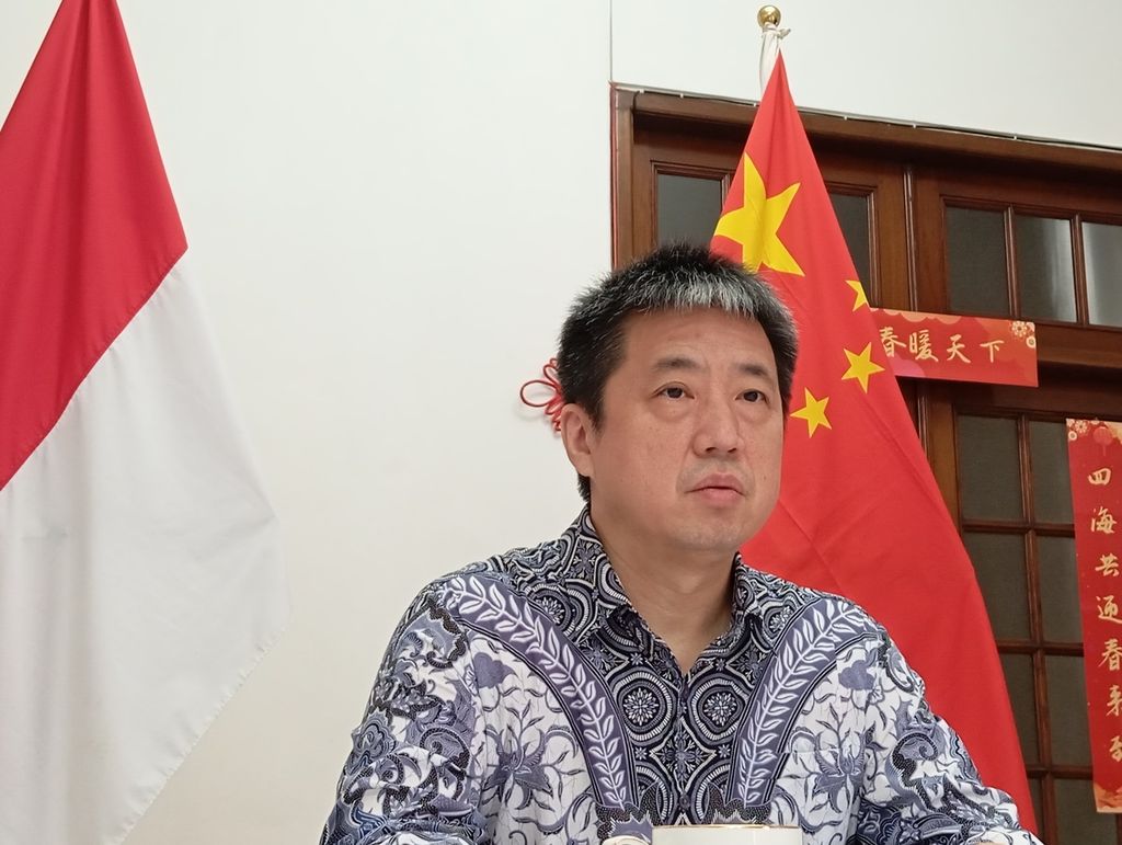 The Consul General of the People's Republic of China in Surabaya, Xu Yong, in a routine press conference with the media in Surabaya, East Java, on Monday (22/4/2024). China emphasizes its desire to strengthen and solidify cooperation with Indonesia, including in Surabaya and East Java.
