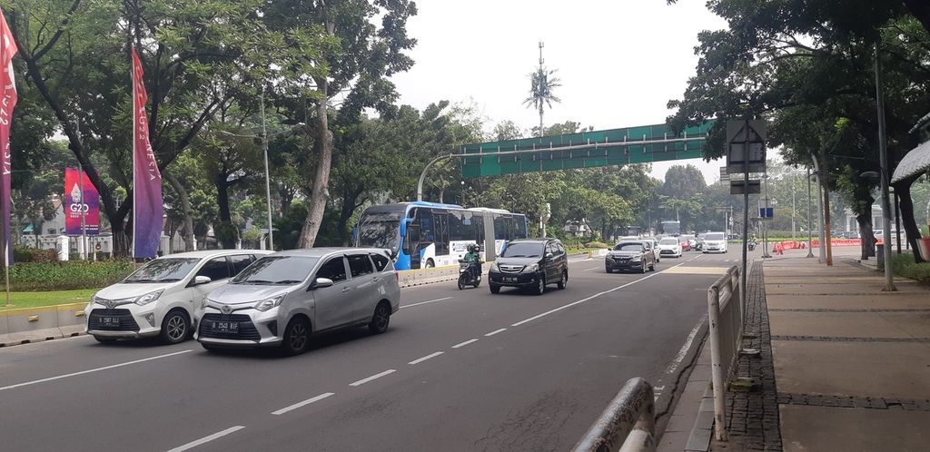 Suasana Jalan Merdeka Barat, Jakarta Pusat, Selasa (15/3/2022). Jalur itu akan dilalui pebalap MotoGP yang akan berparade dari Istana Merdeka hingga Hotel Indonesia Kempinski pada Rabu, 16 Maret 2022.