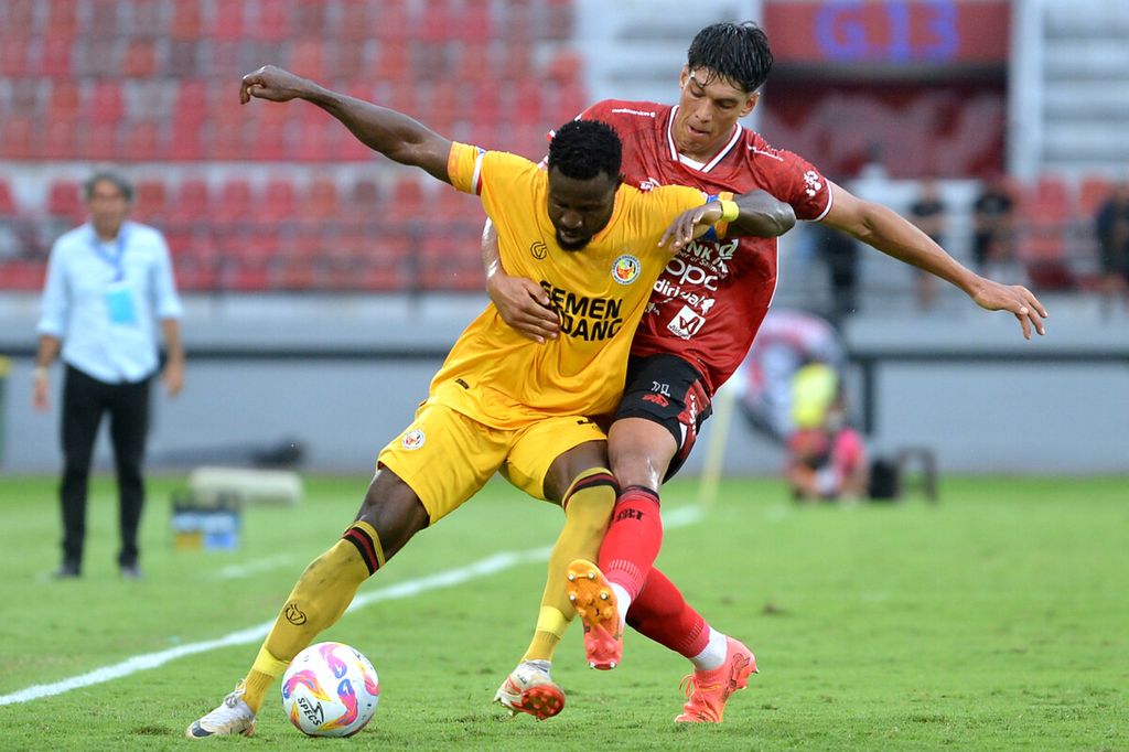 Pemain Bali United Elias Dolah (kanan) berebut bola dengan pesepak bola Semen Padang Ikechukwu Kenneth Ngwoke (kiri) saat pertandingan Liga 1 2024/2025 di Stadion Kapten I Wayan Dipta Gianyar, Bali, Minggu (18/8/2024). 