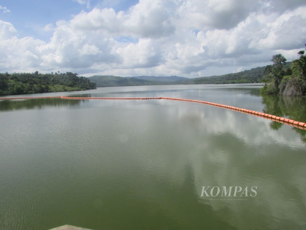 Air Bendungan Tilong di Kabupaten Kupang, Nusa Tenggara Timur, Senin (20/2/2023), melimpas. Meski air melimpah, warga yang tinggal mengelilingi bendungan itu tidak terlayani air bersih dari bendungan. Air bendungan sulit naik ke ketinggian. Harus ada pompa besar dan fasilitas pendukung lain yang menelan dana ratusan miliar rupiah.