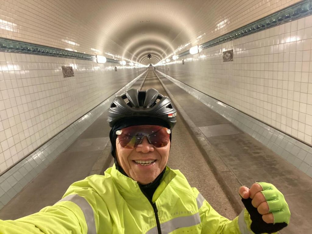 Royke is in a tunnel specifically used for pedestrians and cyclists on the Elbe River, City of Hamburg.