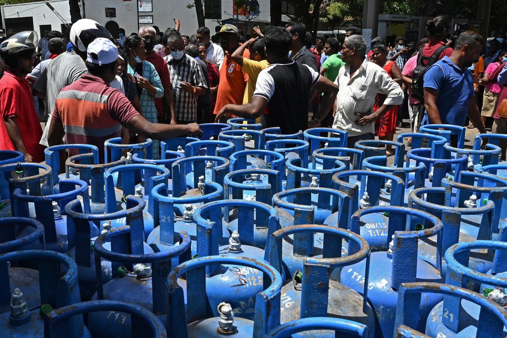 Warga mengantre untuk mengisi ulang tabung gas di titik distribusi di Colombo, Sri Lanka, 14 Juli 2022. 