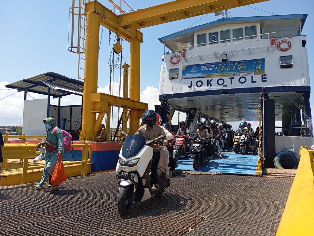 Warga masih memanfaatkan penyeberangan Pelabuhan Kamal di Kabupaten Bangkalan, Pulau Madura, Jawa Timur, untuk lalu lintas perayaan Lebaran pada Minggu (14/4/2024) atau hari ketiga setelah Lebaran hari kedua. Sebelum ada Jembatan Suramadu, Pelabuhan Kamal menjadi pintu masuk utama ke Pulau Madura.