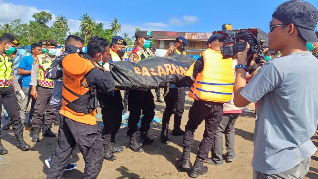 Tim Basarnas Banda Aceh mengevakuasi jenazah pengungsi Rohingya yang ditemukan di perairan Aceh Jaya, Aceh, Sabtu (23/3/2024). 