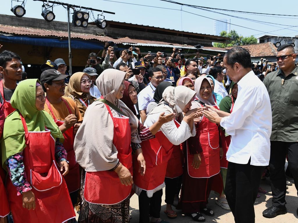 Presiden Joko Widodo menyalami para pedagang di Pasar Pasir Gintung, Kota Bandar Lampung, Lampung, Senin (26/8/2024), seusai meresmikan revitalisasi pasar.