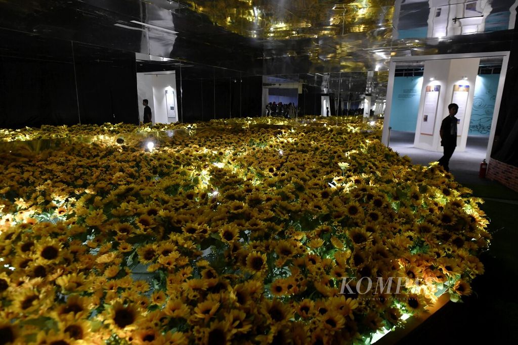 Sunflower installations adorn the entrance hallway of the Van Gogh Alive exhibition area at Mal Taman Anggrek, West Jakarta, on Thursday (6/7/2023).