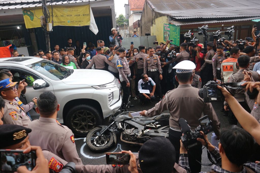 Polisi sedang mengatur posisi Hasya (diperankan) dalam proses rekonstruksi kecelakaan yang menewaskan mahasiswa Universitas Indonesia tersebut. Adegan rekonstruksi ini dilakukan pada tempat kejadian perkara di Jalan Srengseng Sawah, Jagakarsa, Jakarta Selatan, Kamis (2/2/2023).