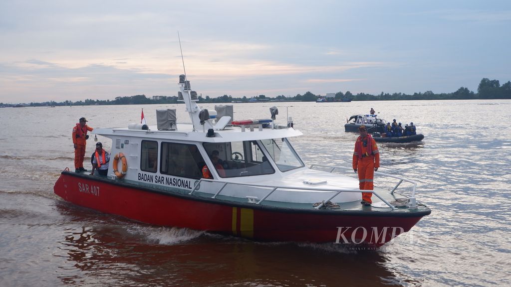 Kapal SAR KN 407 Banjarmasin merapat ke Pelabuhan Trisakti, Banjarmasin, Kalimantan Selatan, Minggu (29/5/2022) sore.