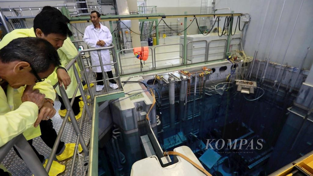 Edukasi Pemanfaatan Teknologi Nuklir Pengunjung yang berasal dari warga sekitar mengamati fasilitas kolam pendingin reaktor serbaguna Pusat Penelitian Ilmu Pengetahuan dan Teknologi (Puspiptek) Serpong GA SIWABESY milik Badan Tenaga Atom Nasional, Tangerang Selatan, Banten, akhir September 2018. 
