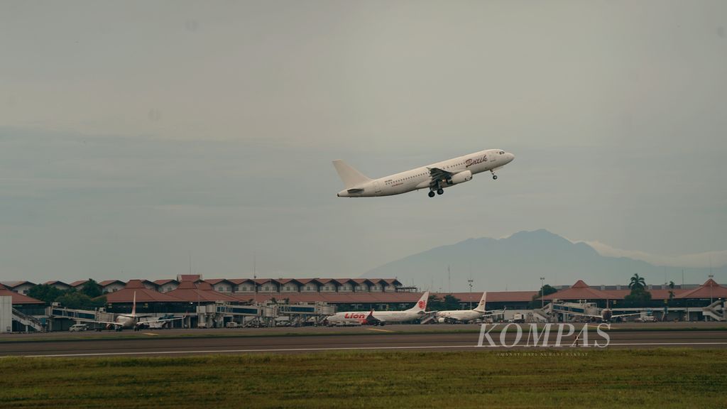 Pesawat Batik Air lepas landas di Bandara Soekarno-Hatta, Tangerang, Banten, Oktober 2022.