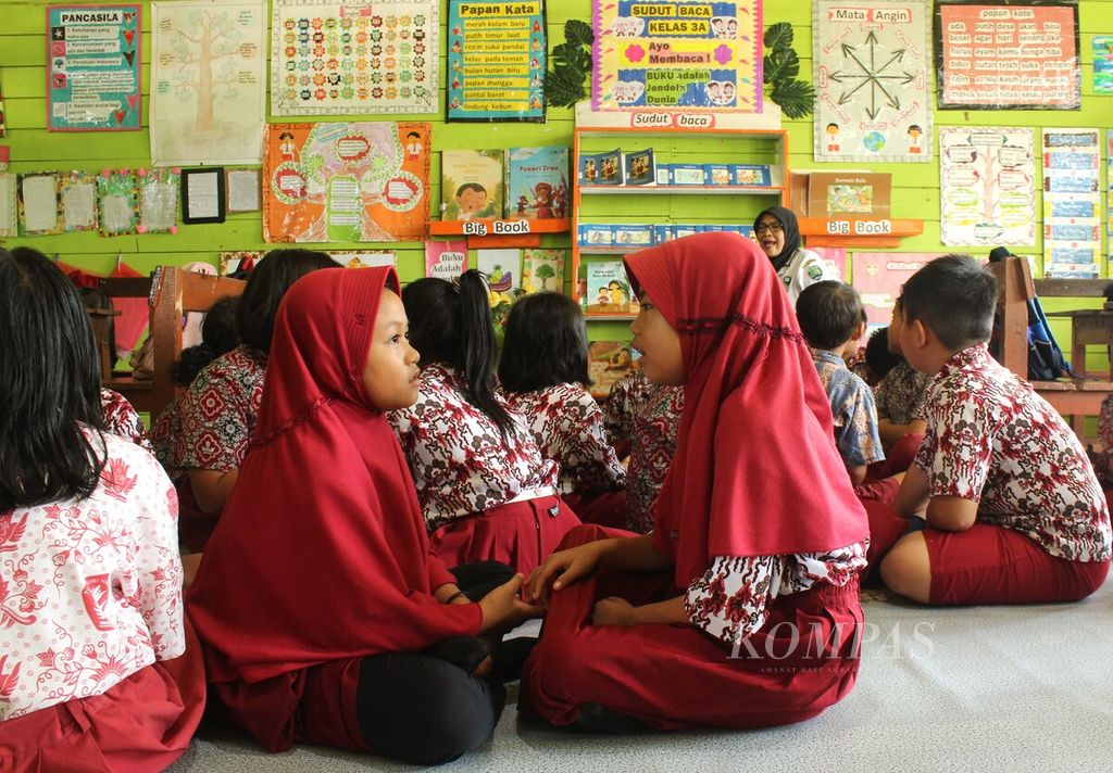 Learning activities in class III, Public Elementary School 008 Tanjung Palas Timur, Bulungan Regency, North Kalimantan, Wednesday (12/4/2023). Since 2017, the school has transformed learning by implementing diagnostic assessment, differentiated learning, and using books according to children's interests.