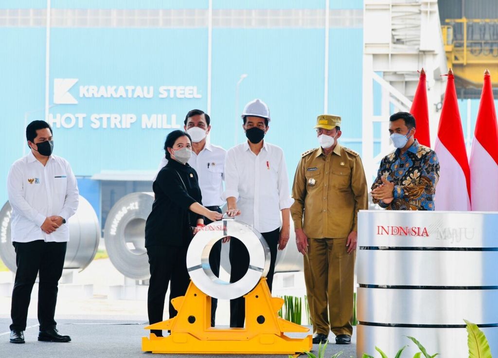 Presiden Jokowi meninjau pabrik dalam acara Peresmian Hot Strip Mill #2 PT Krakatau Steel (Persero) TBK di Kota Cilegon, Provinsi Banten, Selasa 21 September 2021. (LUKAS - BIRO PERS SEKRETARIAT PRESIDEN)