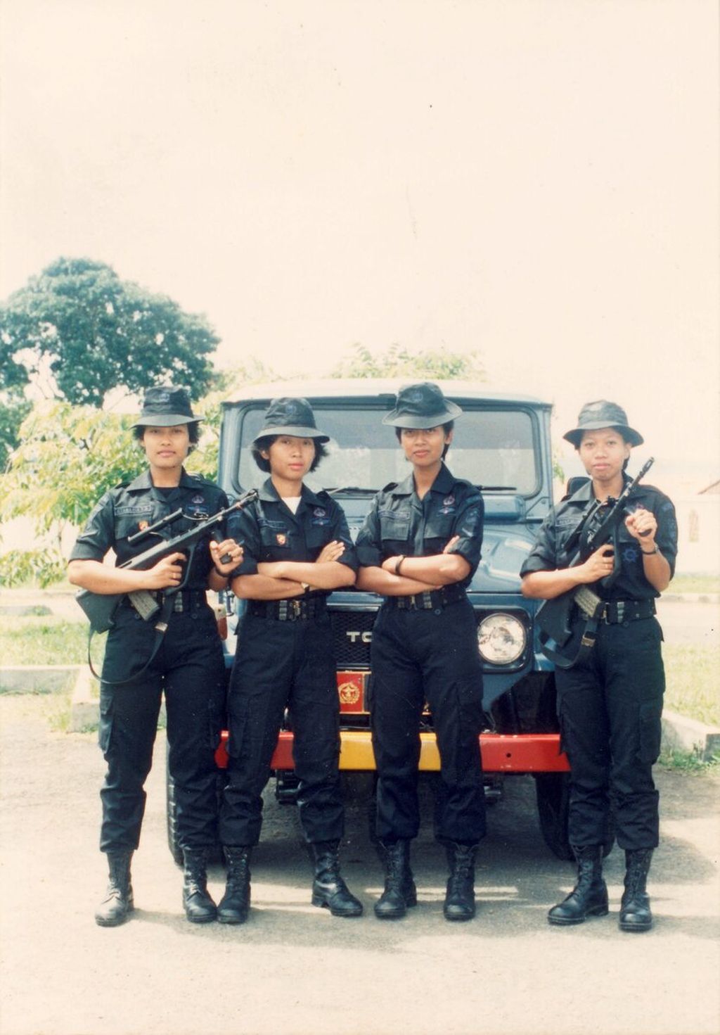 Empat Polwan Gegana Brimob ini merupakan yang pertama di Indonesia.