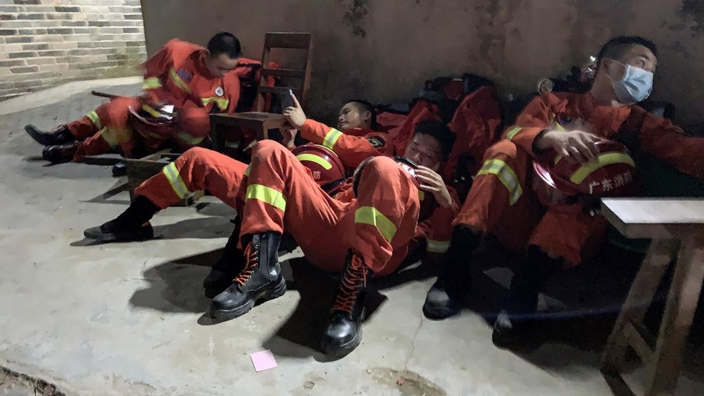 Tim penyelamat sedang beristirahat saat mereka bekerja di lokasi jatuhnya pesawat di daerah Tengxian, kota Wuzhou, di wilayah Guangxi, China. Hingga Senin sore, setidaknya 117 mobil pemadam kebakaran dan 26 mesin pemadam telah tiba di lokasi.  