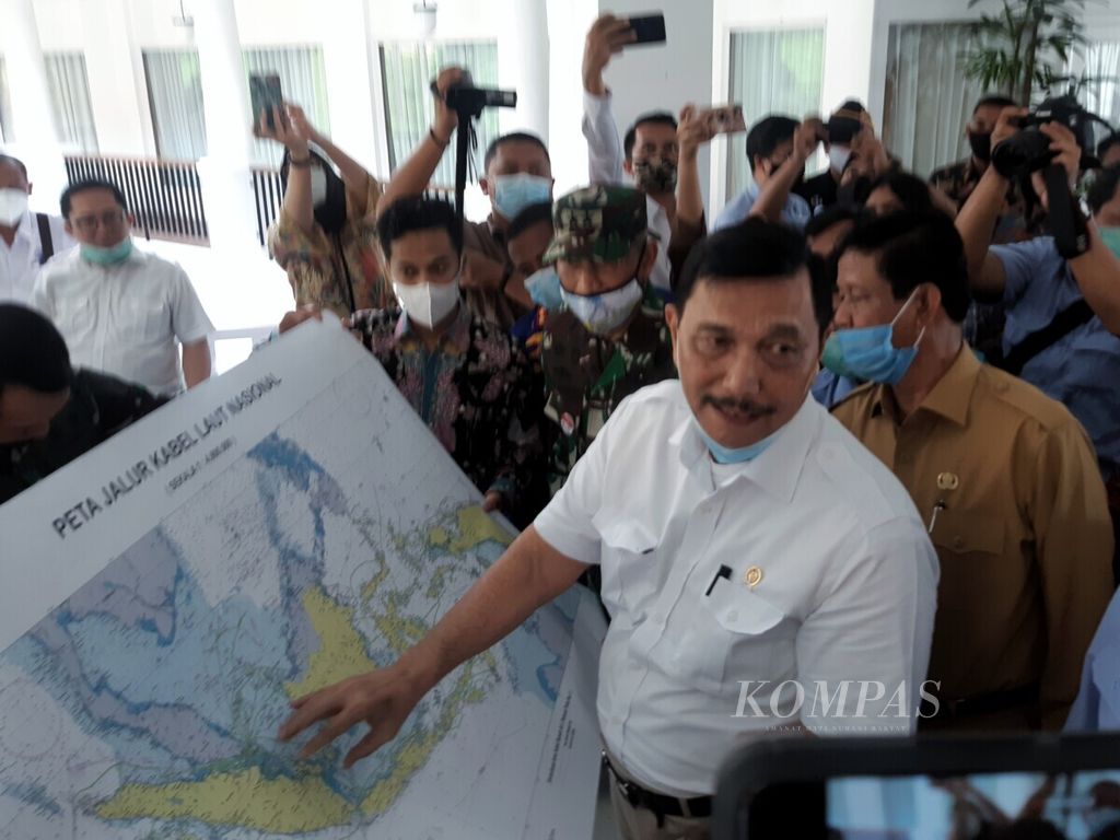Menteri Koordinator Bidang Kemaritiman dan Investasi Luhut Binsar Pandjaitan menunjukkan peta jalur kabel laut seusai menggelar rapat bersama Pemerintah Provinsi Kepulauan Riau di di Resor Nongsa Point Marina, Batam,  2 Juli 2020.