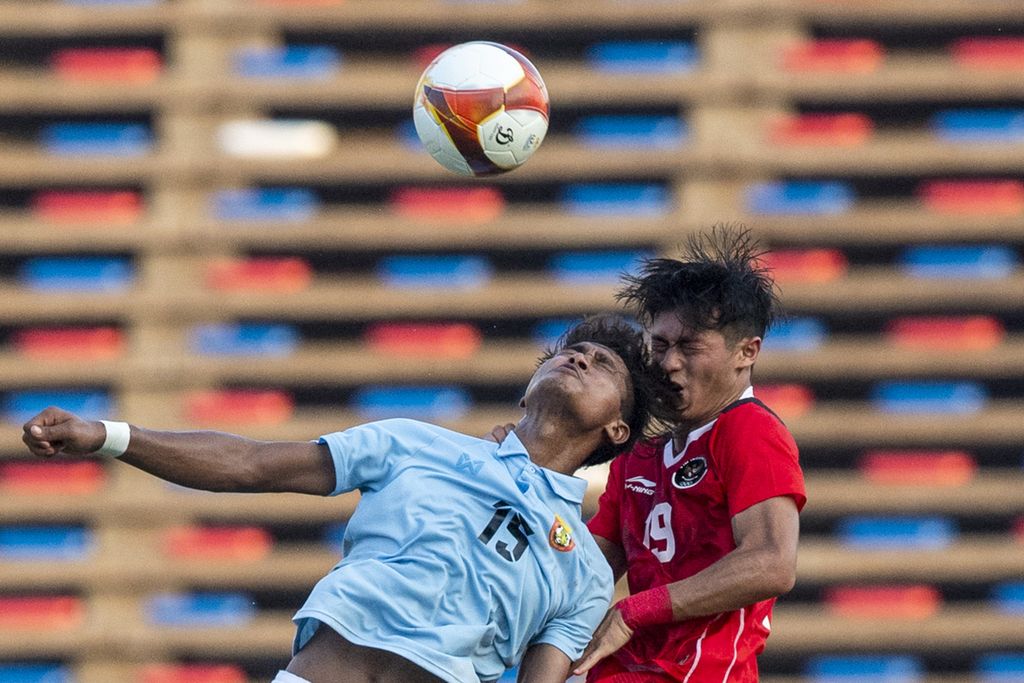 Indonesia U-22 national team player A Dewangga Santosa (right) fights for the ball in the air with Myanmar national team player Aung Myo Khant (left) during the 2023 SEA Games Group A football match at the National Olympic Stadium, Phnom Penh, Cambodia, Thursday (4/5/ 2023).