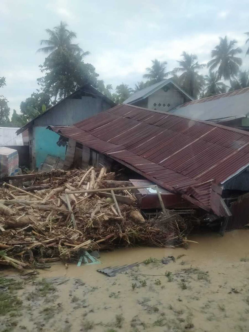 Tampak salah satu rumah warga Desa Torue, Kecamatan Torue, Kabupaten Parigi Moutong, Sulteng, Jumat (29/7/2022) rusak berat dilanda banjir bandang pada Kamis (28/7/2022).