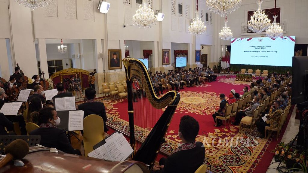 Penampilan Twilite Orchestra di Istana Negara, Jakarta, pada acara Kompas100 CEO Forum, Jumat (2/12/2022). 