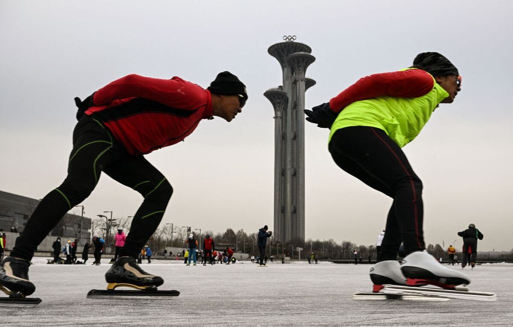 Warga bermain seluncur es (ice skating) di danau yang membeku di Olympic Park, Beijing, China, 2 Desember 2022. 