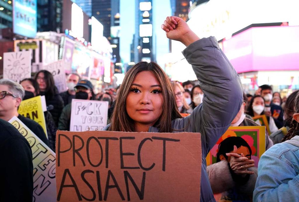 Warga berunjuk rasa dan berkaitan dengan upaya melawan tindakan rasisme dan kebencian terhadap warga keturunan Asia. Unjuk rasa digelar pada Rabu (16/3/2022) di Times Square, Kota New York.