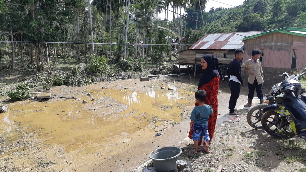 Warga melihat lokasi rumah yang hanyut akibat banjir bandang yang terjadi di Desa Konaweha, Samaturu, Kolaka, Sulawesi Tenggara, seperti terlihat pada Minggu (21/1/2024). Sedikitnya tiga rumah hanyut dan ribuan rumah lainnya terendam banjir di wilayah ini. Pembukaan wilayah hulu ditengarai menjadi penyebab utama. 