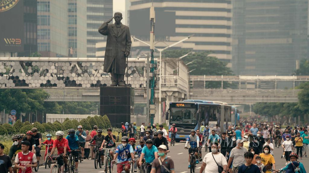 Warga berolahraga dengan memanfaatkan hari bebas kendaraan bermotor (HBKB) di Jalan Sudirman, Jakarta Selatan, Minggu (22/5/2022). Hari bebas kendaraan bermotor di Jakarta disebar di enam titik untuk mencegah penumpukan warga, sekaligus untuk mengantisipasi penularan Covid-19. 