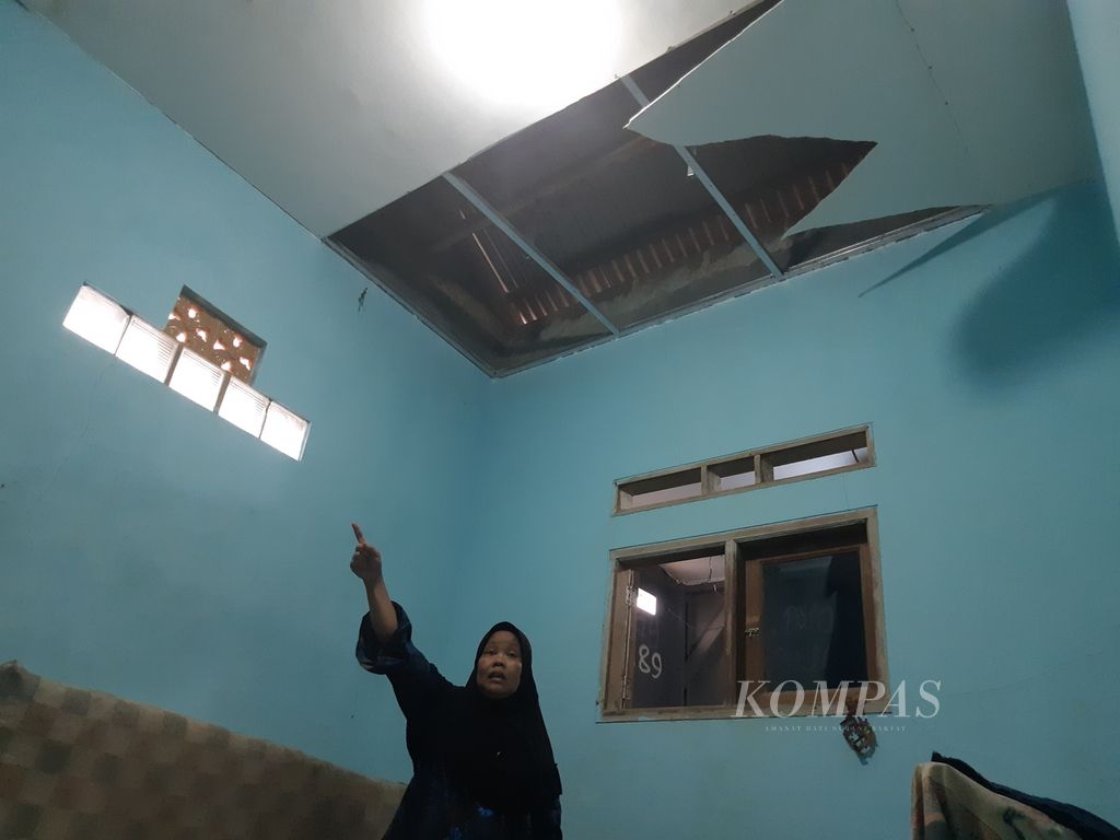 Yayah (53) menunjukkan bagian rumahnya yang rusak akibat ledakan gudang amunisi di Desa Parung Pinang, Desa Ciangsana, Kecamatan Gunung Putri, Kabupaten Bogor, Jawa Barat, Senin (1/4/2024). 