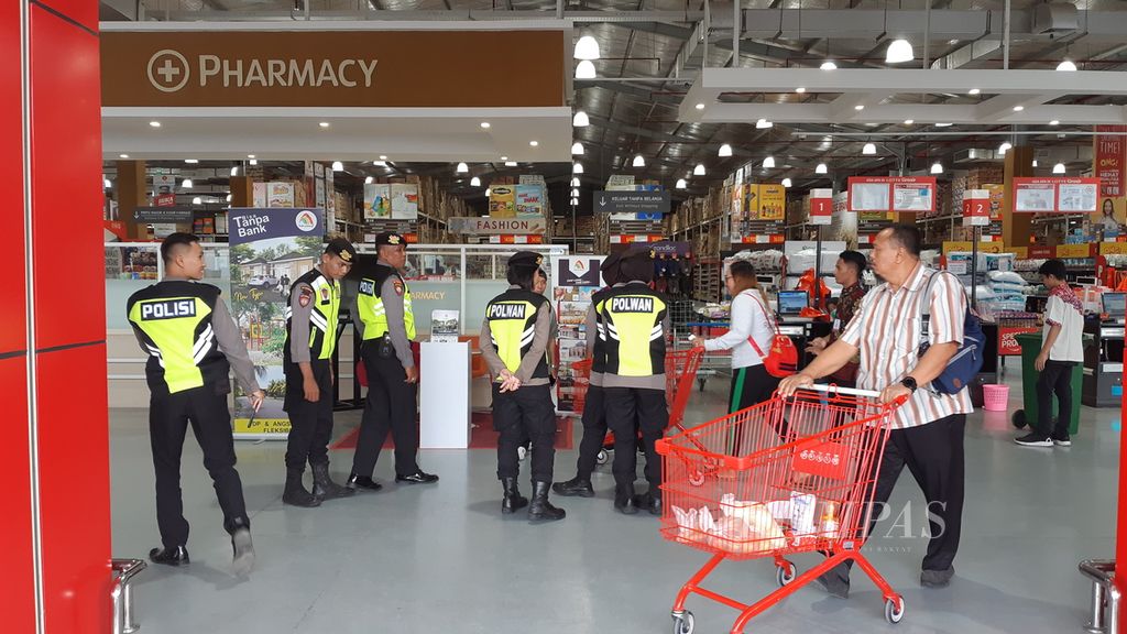 Anggota kepolisian berjaga di salah satu pusat perbelanjaan di Kota Mataram, Nusa Tenggara Barat, Rabu (4/3/2020). Langkah itu dilakukan untuk mengantisipasi adanya <i>buying rush</i> atau berbelanja berlebihan dari masyarakat menyusul merebaknya Covid-19.