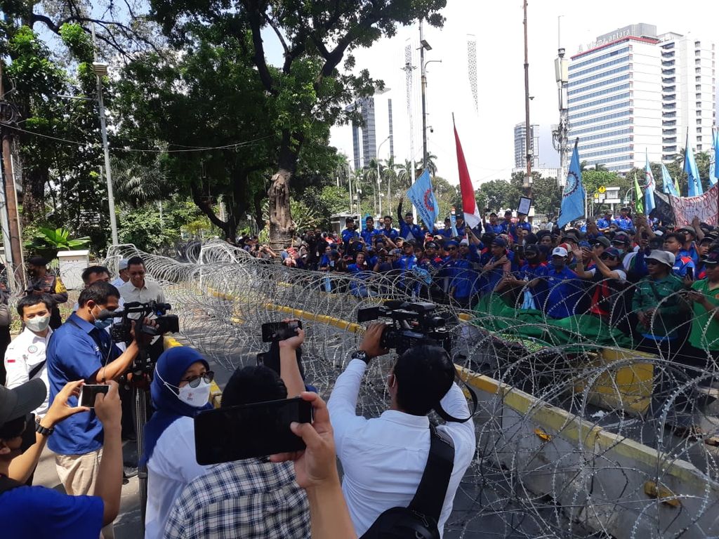 Buruh yang tergabung dalam KSPSI berunjuk rasa di Silang Monas, Jakarta, Senin (12/9/2022). Mereka memprotes kenaikan harga bahan bakar minyak. Kepala Sekretariat Presiden Heru Budi Hartono menerima aspirasi tersebut.