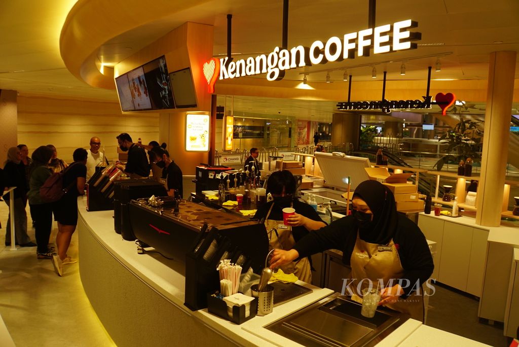 Barista bekerja di konter gerai kedua Kenangan Coffee di Singapura yang dibuka di Terminal 2 Bandara Changi, Selasa (26/9/2023).