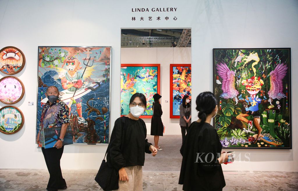 Pengunjung menyaksikan karya seni yang dipamerkan di Linda Galerry dalam Art Jakarta 2022 di Jakarta Convention Center, Senayan, Jakarta, Jumat (26/8/2022).