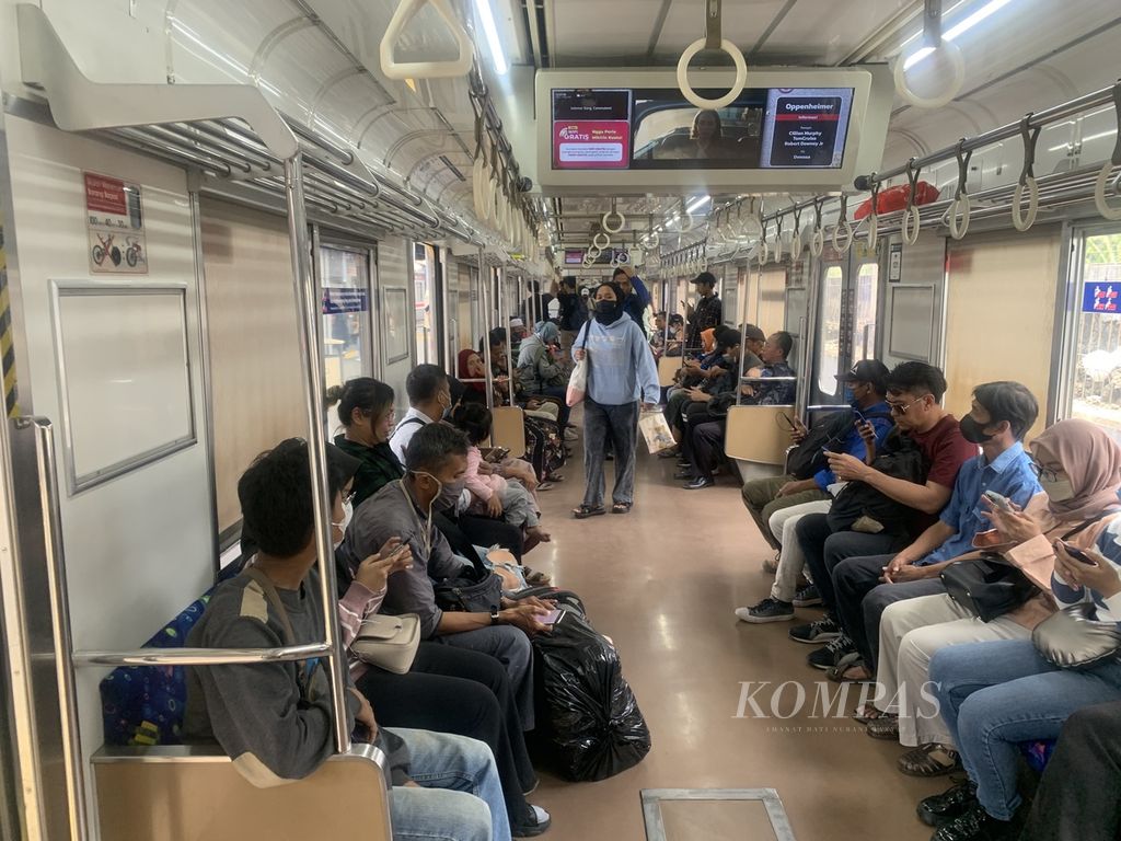 Aktivitas penumpang dalam KRL Jabodetabek di Stasiun Manggarai, Sabtu (19/8/2023).
