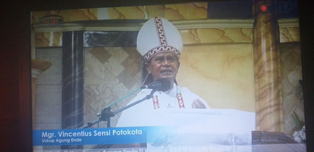 Uskup Agung Ende Mgr Vincentius Sensi Potokota saat memimpin misa <i>live streaming</i> di Katedral Ende, Kamis (9/4/2020).  