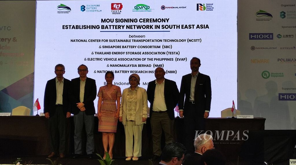 Indonesia menjadi tuan rumah pertemuan perdana ASEAN Battery and Electric Vehicle Technology Conference (1st ABEVTC). Konferensi digelar dalam rangka membangun jejaring pengembangan baterai dan memfasilitasi pertumbuhan industri baterai serta kendaraan bermotor listrik di kawasan ASEAN, Selasa (9/5/2023).