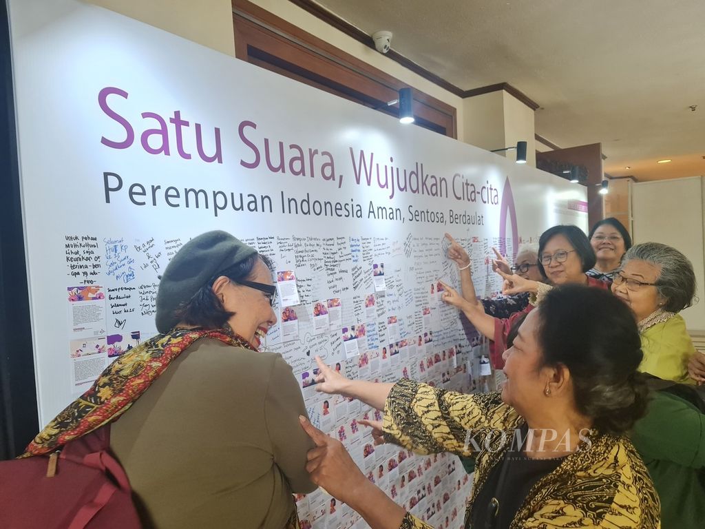 Sejumlah komisioner Komnas Perempuan purnabakti bersama beberapa aktivis yang hadir pada Puncak Perayaan Hari Ulang Tahun Ke-25 Komnas Perempuan, Rabu (15/11/2023), di Hotel Grand Sahid Jakarta, menyaksikan kumpulan pesan dan kesan dari undangan yang hadir. 