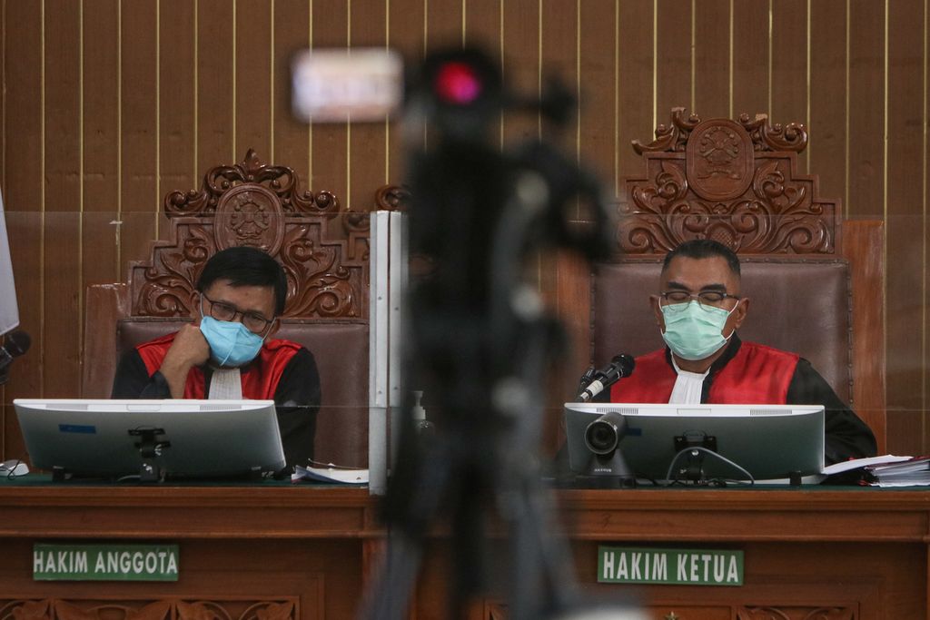 Majelis hakim menyimak nota pembelaan atau pleidoi yang dibacakan terdakwa Ferdy Sambo di Pengadilan Negeri Jakarta Selatan, Selasa (24/1/2023). Pengadilan Negeri Jakarta Selatan kembali menggelar sidang lanjutan kasus pembunuhan berencana terhadap Nofriansyah Yosua Hutabarat atau Brigadir J dengan terdakwa Ferdy Sambo. Pada sidang ini, terdakwa Ferdy Sambo dan tim kuasa hukumnya membacakan nota pembelaan atau pleidoi setelah dituntut pidana penjara seumur hidup oleh jaksa penuntut umum. 