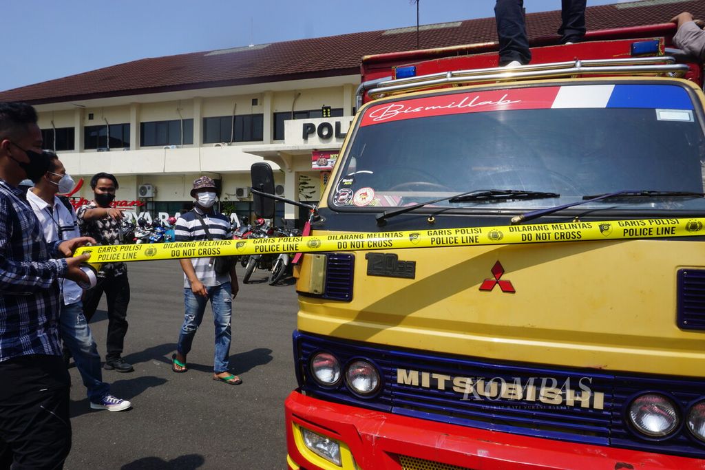 Jajaran Kepolisian Resor Cilacap menangkap dua penimbun BBM jenis solar dan menyita sejumlah barang bukti meliputi truk yang telah dimodifikasi dan juga selang-selang di Cilacap, Jawa Tengah, Selasa (19/4/2022).