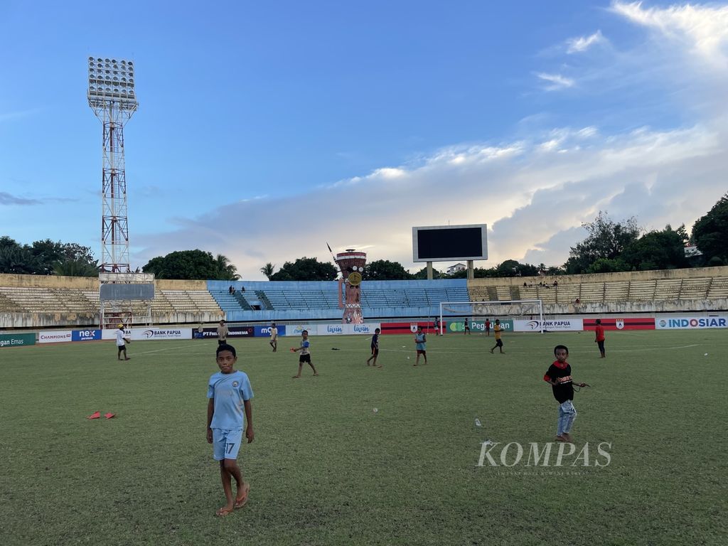Anak-anak bermain sepak bola di Stadion Mandala, Kota Jayapura, Papua, Sabtu (3/2/2024).