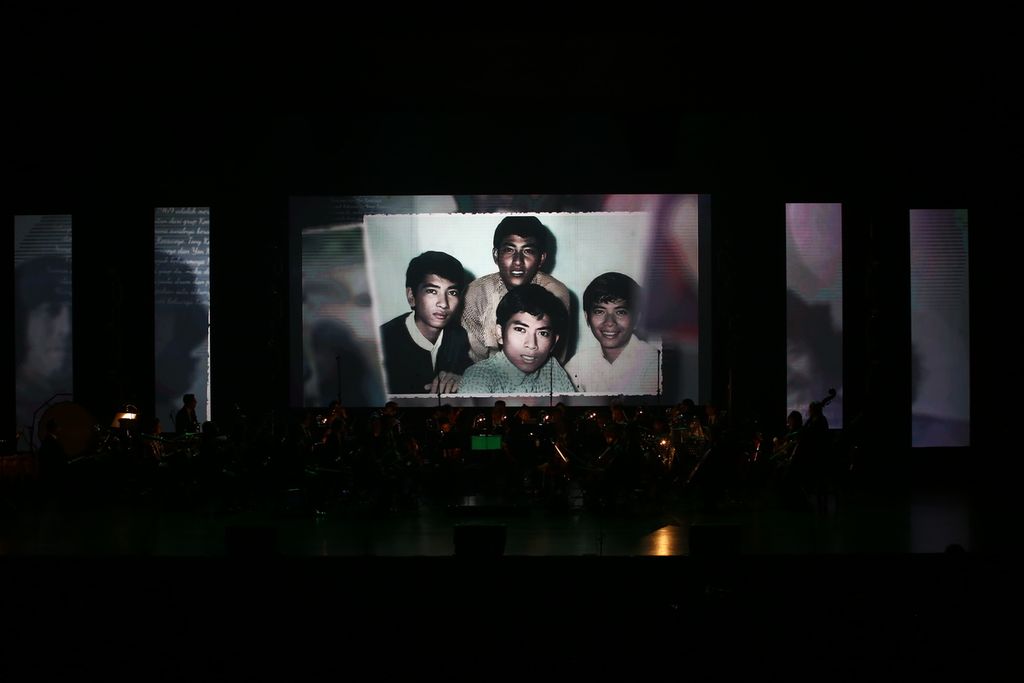Foto Koes Bersaudara pada latar panggung pergelaran Simfoni untuk Bangsa 2023. Dari kiri: Yok, Tony (belakang), Nomo, dan Yon.