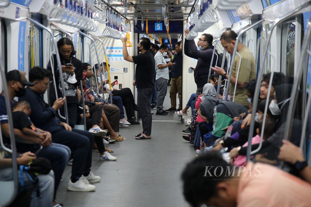 Penumpang MRT Jakarta memenuhi salah satu gerbong saat akan tiba di Stasiun MRT Bundaran HI, Jakarta, Kamis (22/6/2023). Pada Ulang Tahun Ke-496 Kota Jakarta, para penumpang angkutan umum transjakarta, LRT, dan MRT hanya dikenai tarif Rp 1.