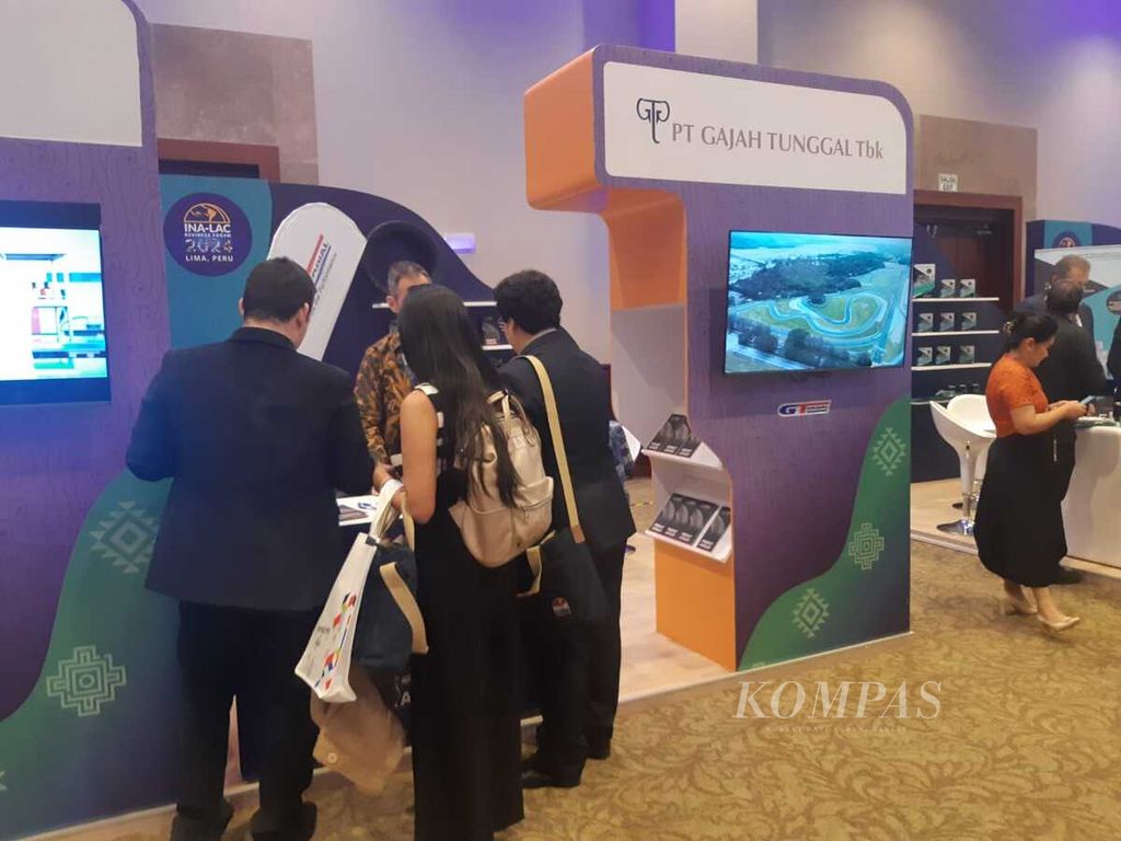 Para pengunjung pameran dalam rangka Indonesia-Latin America and The Caribbean (INA-LAC) Business Forum antusias bertanya kepada perwakilan PT Gajah Tunggal, produsen ban terbesar di Asia Tenggara, INA-LAC Business Forum digelar selama tiga hari di Lima Peru dan dibuka mulai Rabu (11/9/2024).