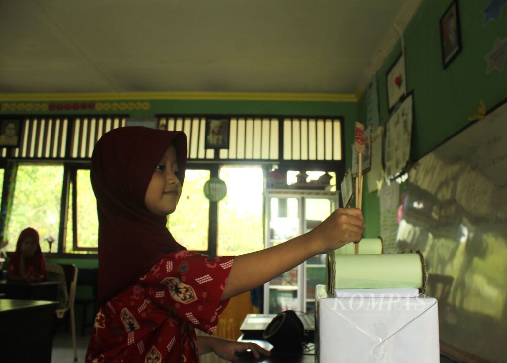 Siswa kelas II Sekolah Dasar Negeri 026 Tanjung Selor, Kabupaten Bulungan, Kalimantan Utara, belajar menyusun kata, Kamis (13/4/2023). Sekolah itu menerapkan pembelajaran interaktif yang melibatkan peran aktif siswa saat belajar di kelas.