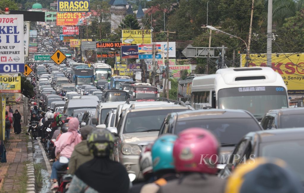 Ribuan kendaraan terjebak kemacetan saat pemberlakuan jalur satu arah di Jalan Raya Puncak, Cipayung, Bogor, Jawa Barat, Sabtu (18/2/2023). 
