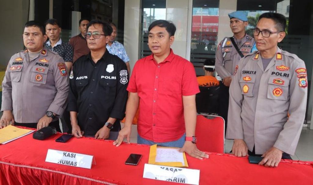 Kasat Reskrim Polresta Manado Komisaris Polisi Sugeng Wahyudi Santoso (kedua dari kanan) memberikan keterangan pers tentang kaburnya enam tahanan dari Polsek Wanea di Manado, Sulawesi Utara, pada Rabu (16/8/2023).