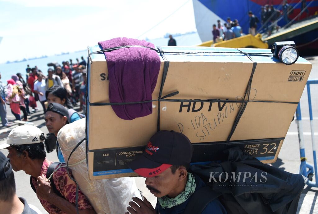 Penumpang KM Lawit dari Kumai tiba di Pelabuhan Tanjung Perak, Surabaya, Jawa Timur, Minggu (26/4/2019). Sebagian besar penumpang adalah pemudik yang mudik lebih awal untuk menghindari puncak arus penumpang.