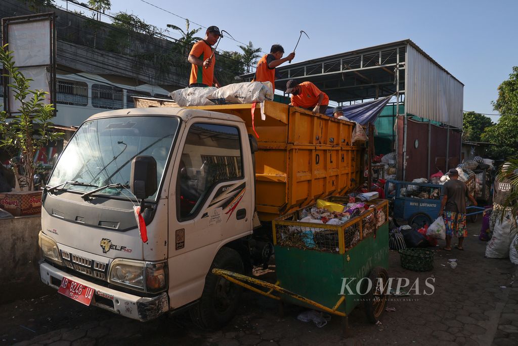 Petugas menata sampah yang dibuang warga di Tempat Pembuangan Sementara (TPS) Tamansari, Kota Yogyakarta, Sabtu (4/5/2024).