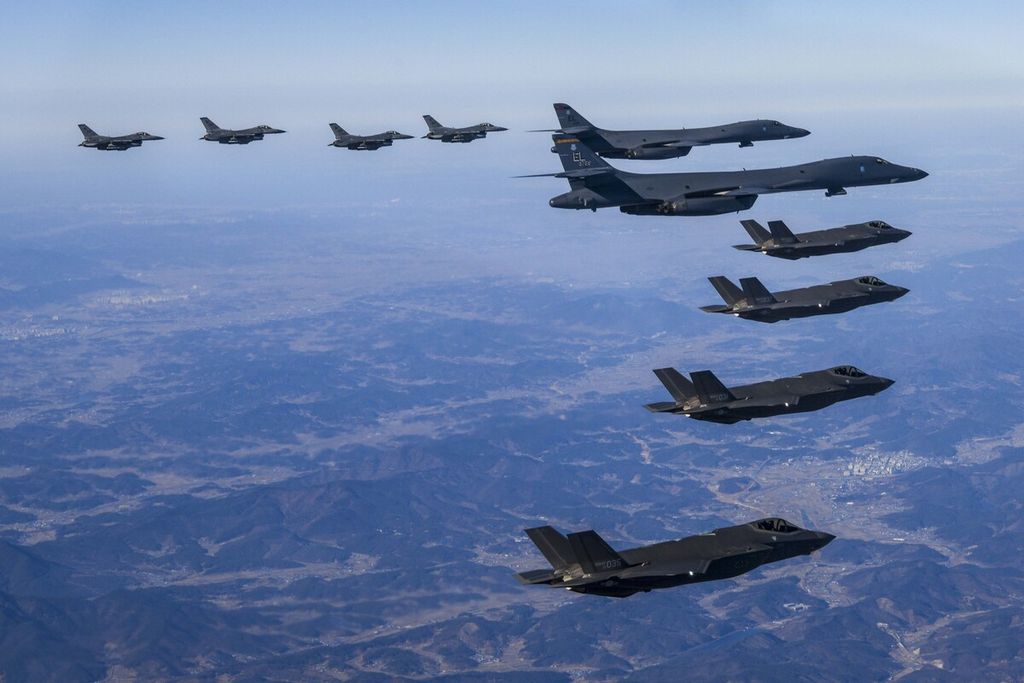 Foto dari Kementerian Pertahanan Korea Selatan ini menunjukkan pesawat pengebom AS B-1B (tengah) sedang terbang dalam formasi bersama dengan pesawat jet tempur F-35A milik Korea Selatan (bawah), dan pesawat tempur F-16 AS (atas) di wilayah Suara Semenanjung Korea saat latihan bersama, 19 Februari 2023. 
