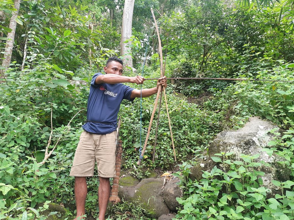 Emanuel Seng Lubur (31) menunjukkan kemampuan memanah di hutan dekat rumahnya, di Kampung Leraboleng, Kecamatan Tite Hena, Kabupaten Flores Timur, Nusa Tenggara Timur, Kamis (6/4/2023).