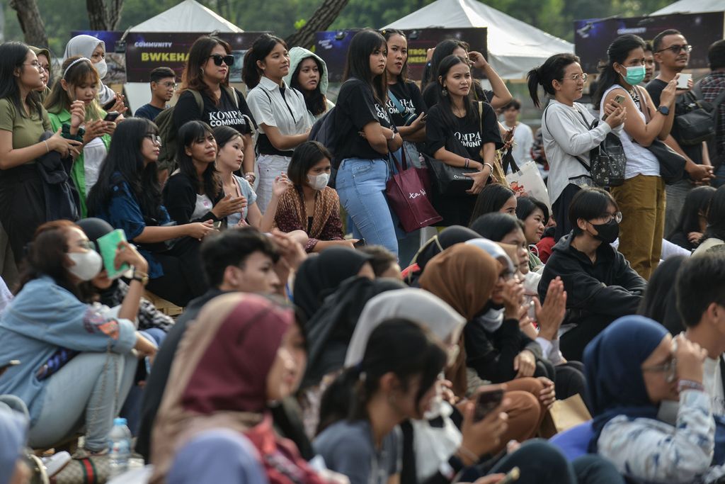 Para pengunjung menyaksikan penampilan <i>dance cover</i> di acara Kompasfest Creation 2023 di Dome Area, Senayan Park, Jakarta, Sabtu (17/6/2023). 