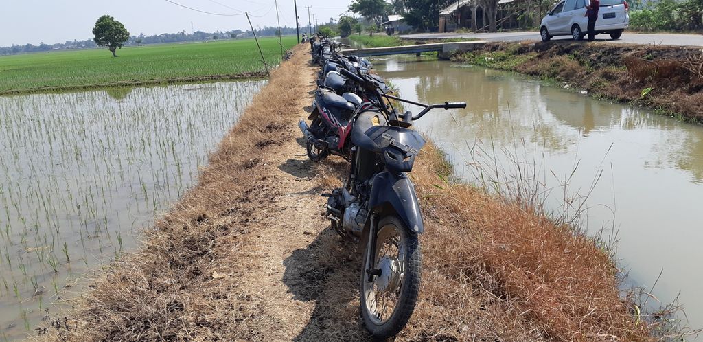 Penggunaan motor tanpa pelat nomor polisi (nopol) di kawasan perdesaan pesisir Kabupaten Karawang, Jawa Barat, Rabu (6/9/2023). Penggunaan motor tanpa nopol lazim ditemui. Kondisi ini memudahkan penjualan motor hasil curian. 